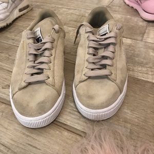 beige pumas